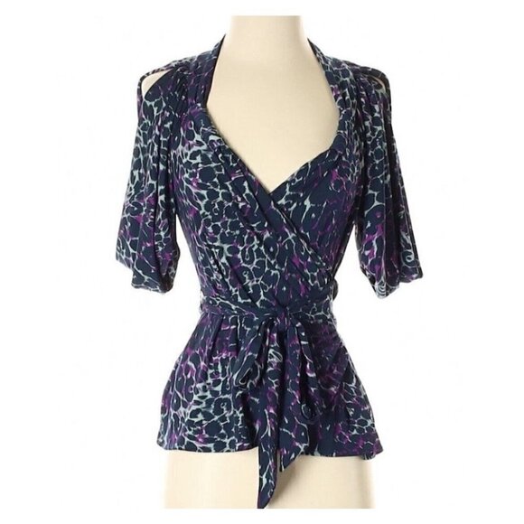 BCBGMaxAzria Tops - BCBGMAXAZRIA Blu Grey Purple Animal Print Short Sleeve Blouse Top XS Cold Should
